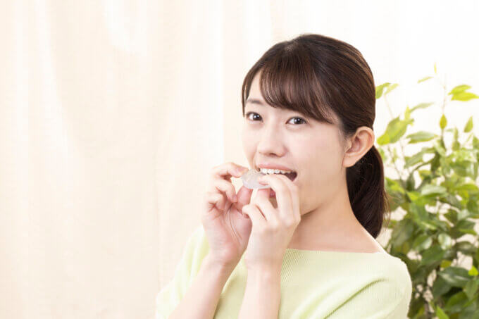 インビザライン/マウスピース矯正で重要な「アタッチメント」とは？